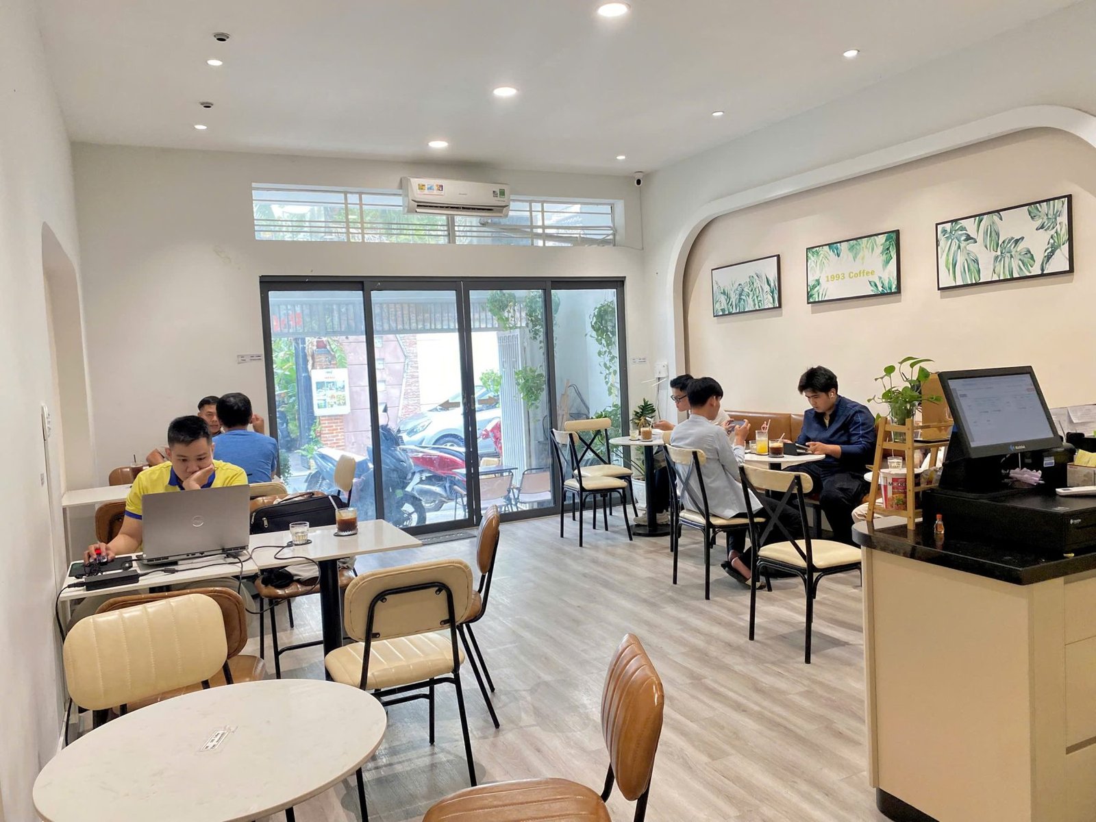 Không gian quán cà phê 1993 Coffee & Work tại 25/12 Cửu Long, Tân Sơn Hòa, Hồ Chí Minh, Vietnam — ảnh 2