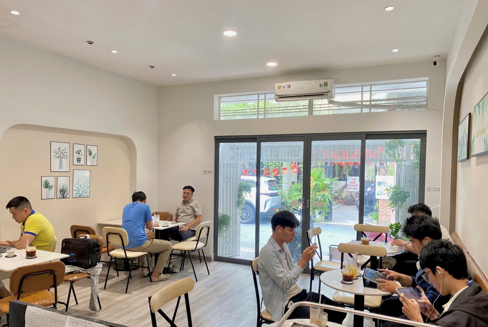 Không gian quán cà phê 1993 Coffee & Work tại 25/12 Cửu Long, Tân Sơn Hòa, Hồ Chí Minh, Vietnam — ảnh 1